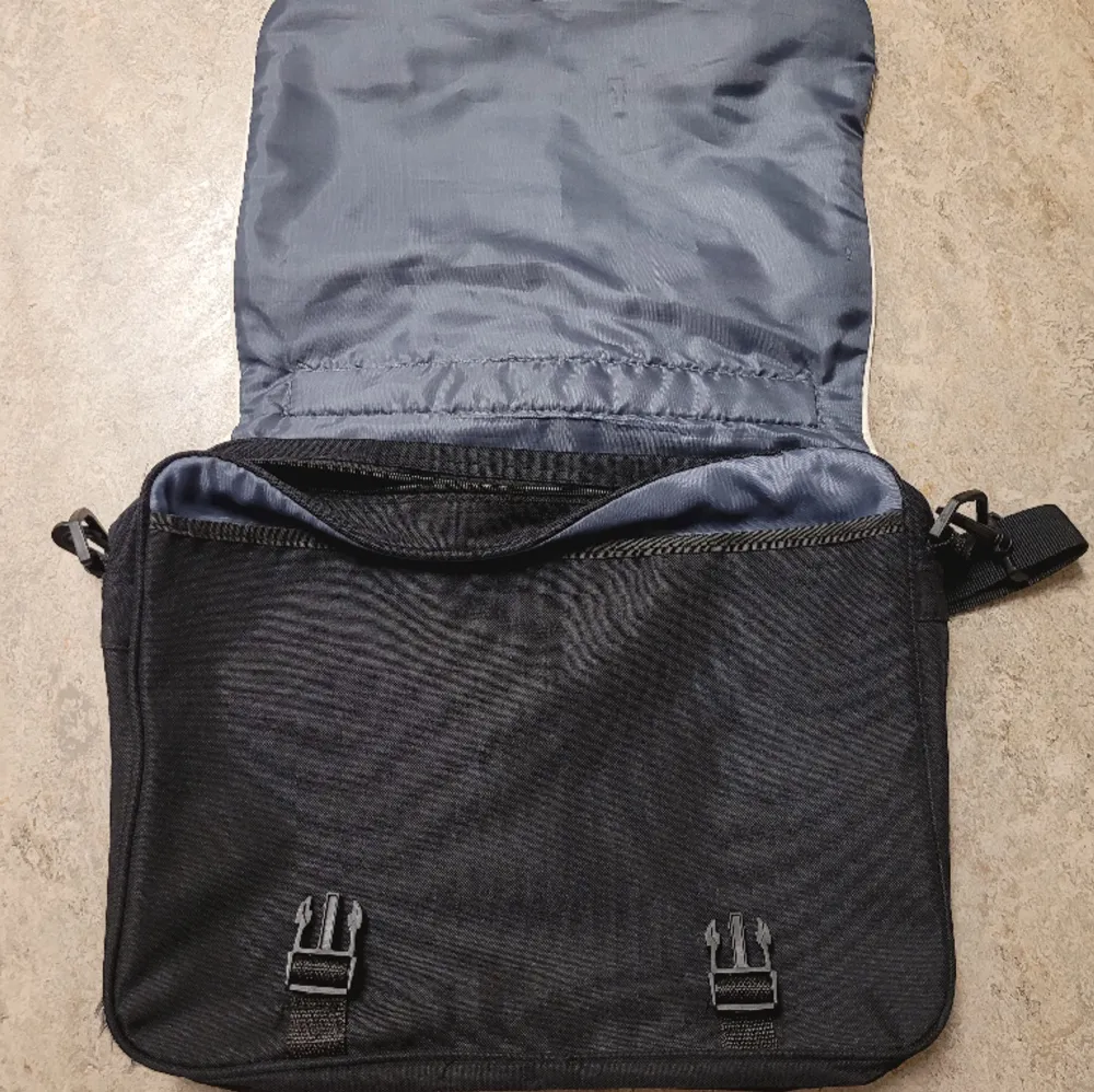 En laptopväska som jag ursprungligen köpte på Plick som jag aldrig använde. Den har varit något missfärgad när den ursprungligen köptes men har tvättats efter köp.. Väskor.