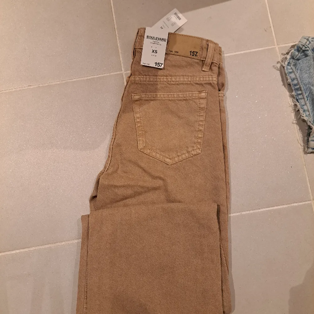 Helt nya beige jeans med prislappen kvar! Modell boulevard från lager 157✨️ storlek xs, mitt pris 185, Nypris 300. Jeans & Byxor.
