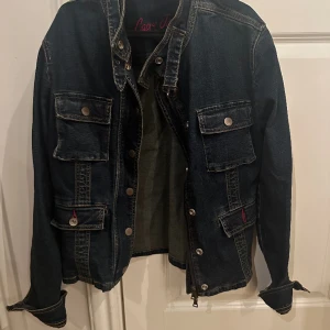 Jeansjacka - Gammal jeansjacka jag fått av min farmor men aldrig använt i stl 38/40💕