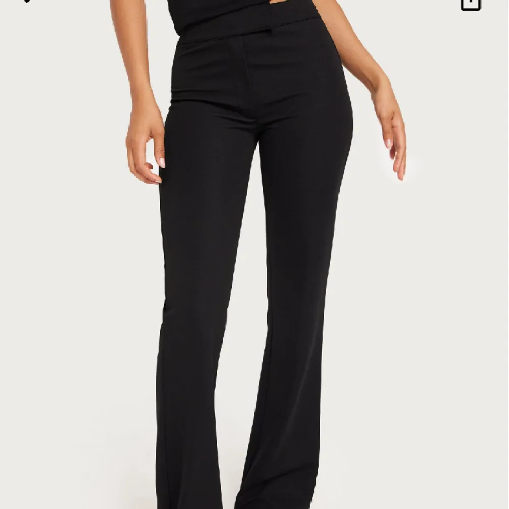 Säljer dessa svarta kostymbyxor från Nelly. Säljer på grund av att dom var för stora och för långa för mig, är 160. Har används en gång. Tycker dom är ganska stora i storleken så passar nog en XS . Jeans & Byxor.