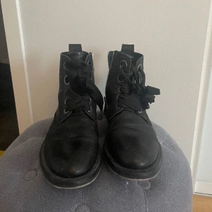 Kängor Zadig & Voltaire - Kängor i läder från Zadig & Voltaire, bra skick storlek 40