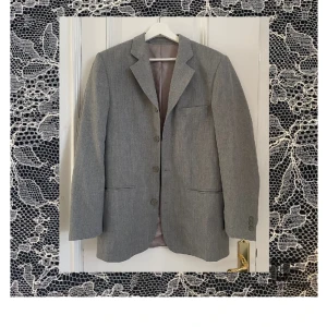 Grå kavaj. - Grå kavaj med lite oversized passform. Det står storlek 46 men uppskattar den som lite mindre än så, typ en M-L beroende på hur man vill att den ska sitta.