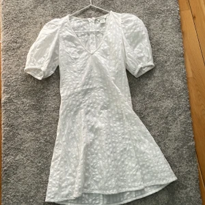 Vit klänning💘 - Fin vit klänning! Använd 1 gång. Skulle vara fin på en skolavslutning eller midsommar. Lite genomskinlig men inget som man tänker på.💘💘