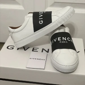 Givenchy skor - Köpta 2021, men har knappt använt dom. Dom är i fint skick och kan även skicka med dom i lådan🤍 Vill bli av med dom snabbt så pris kan diskuteras över snabb affär, skriv för mer bilder