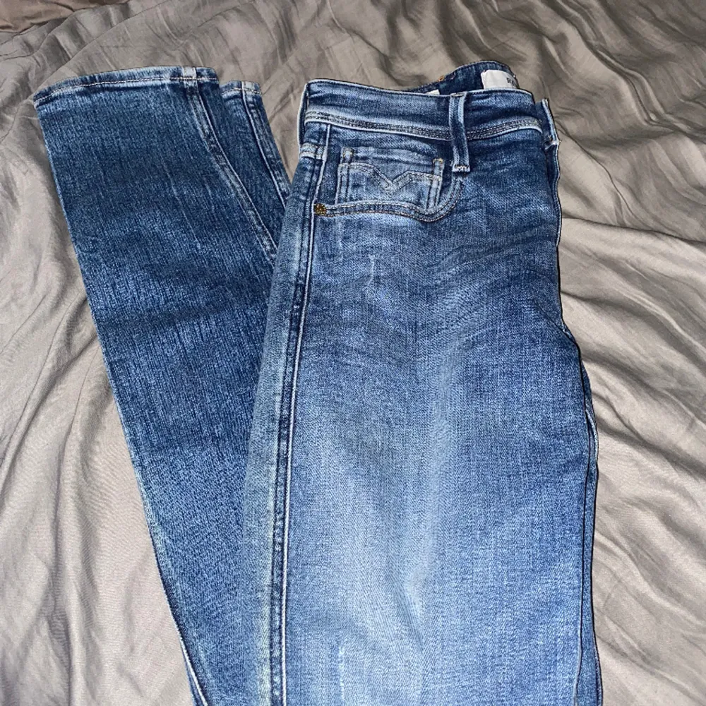 Använda fåtal gånger, inga slitage. Ser helt nya ut.. Jeans & Byxor.
