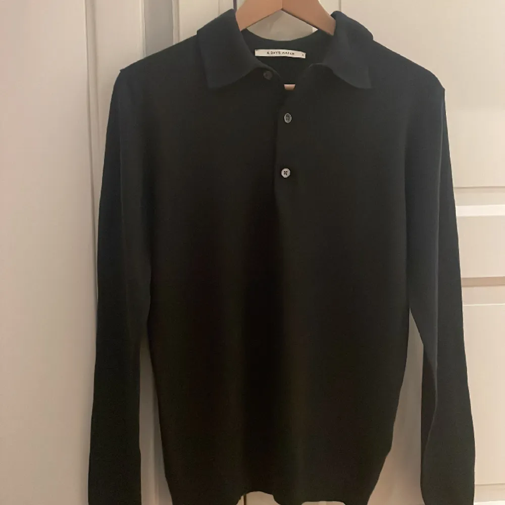 Jättesnygg mörkgrå tröja från A day’s March i 100% merinoull. Nypris 995kr. Tröjan är använd 2 gånger och säljs för att den inte längre passar.. Stickat.