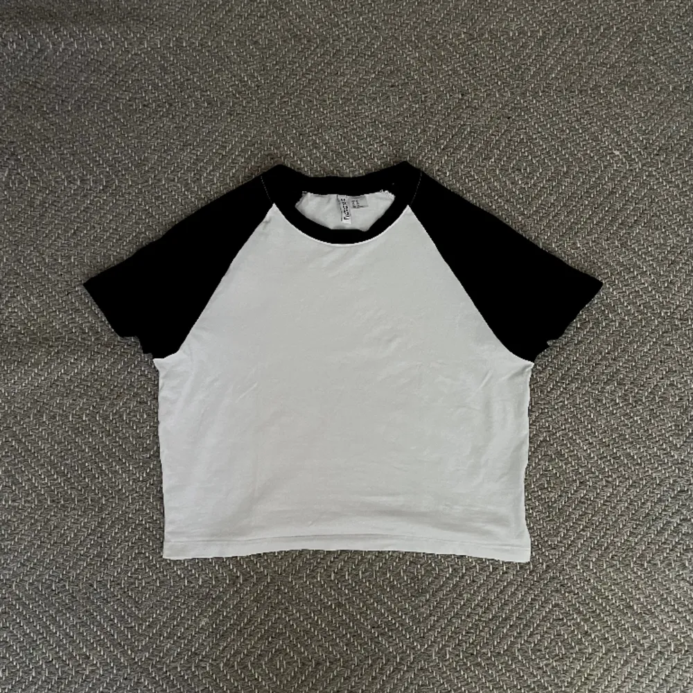 Säljer en tight t-shirt i storlek XL från H&M Divided, använd ett fåtal gånger men i jättefint skick 🤍 Tröjan är väldigt figurnära så den passar L-XL.. Toppar.