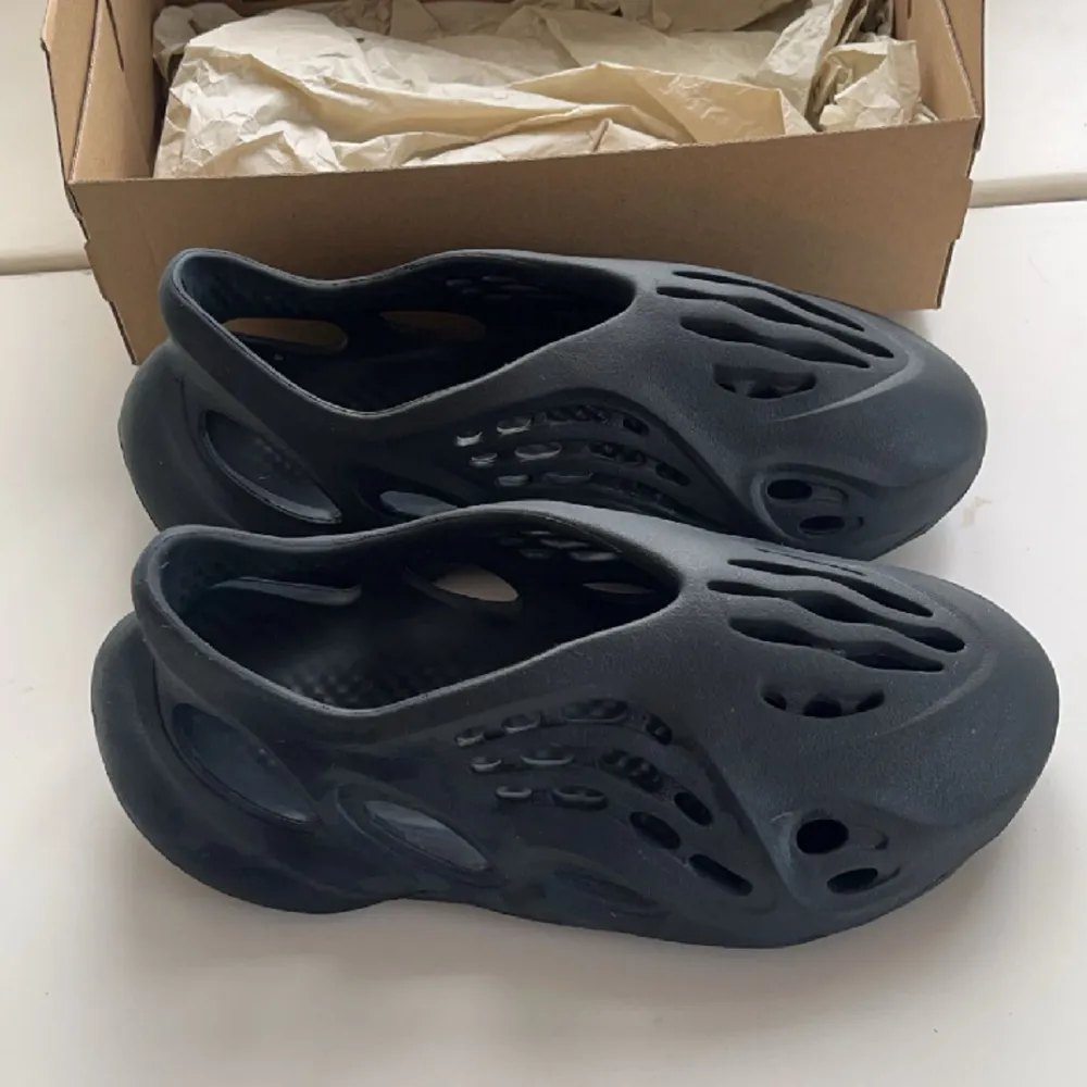 Säljer dessa foam runners för att dom inte används har haft dom 2-3 gånger. Dom är köpta från Merchsweden i Somras för 3500kr mitt pris 2999 storlek 8/42 Färg:mineral blue. Skor.