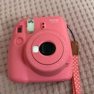 Rosa polaroid kamera  - Säljer den för den inte kommer till användning längre! Ordinarie pris 900