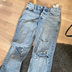 Zara jeans - Skitcoola jenas med hål från zara🌟