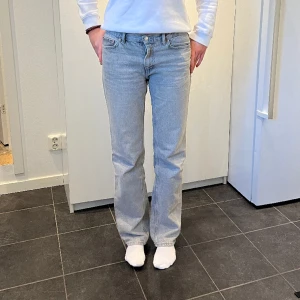 Lågmidjade jeans - Low straight tall jeans💕 Använda väldigt lite så i bra skick! Slutsålda på hemsidan!