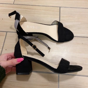 nya oanvända klackskor - använt en gång på en middag. väldigt söta :)  har ett speciellt knytband runt ankeln där man ”krokar fast” bandet bakom, istället för att trä det genom öglan som på en vanlig sko. svårt att förklara men man ser tydligare på bild! 🫶