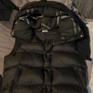 Burberry Jacka/Väst - Burberry jacka/väst armarna är borttappade tyvärr.