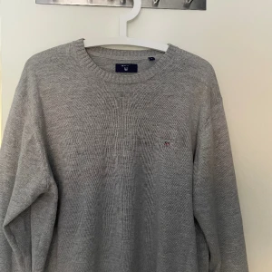 Stickad gant tröja - Tja! Säljer min Gant tröja då den ej kommer till användning, knappast använd, inge deffekter på varan. Nypris är runt 1000 men säljer såklart för ett mycket bättre pris. Storlek L passar M