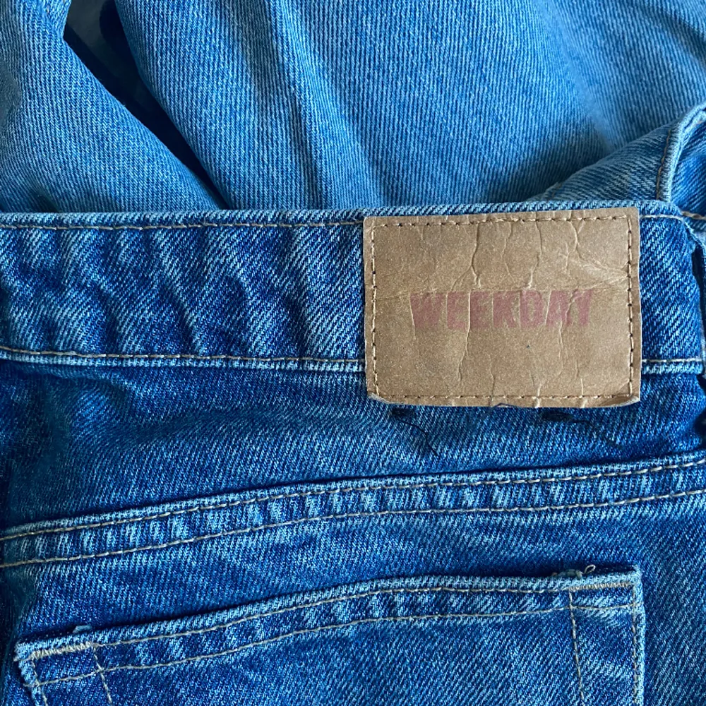 Jätte fina jeans i ny skick från weekday i modellen ARROW!! Ny pris 590 säljer för 250💗 Färgen finns inte längre att köpa. Jeans & Byxor.