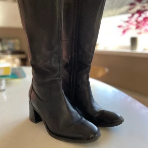 Dasia läderstövlar strl 39 - Lätt begagnade Dasia läderstövlar. Använda fåtal gånger. Säljes pga lite för hög klack för mig. Nypris 2200:-