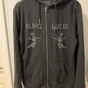 Säljer nu min bling lucid hoodie då jag inte använder den. Väldigt bra skick, har bara använt den 5 gånger, pris kan diskuteras vid snabb affär
