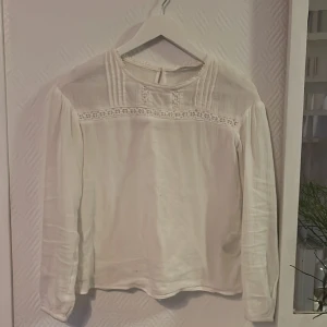Blus - Säljer denna blus från HM eftersom den inte används. Bra skick.