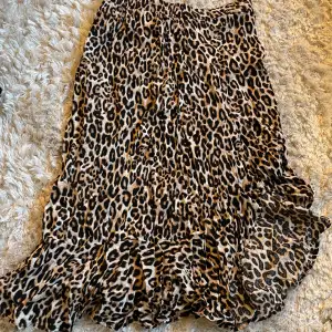 Säljer denna långkjol i leopard mönster 🐆  