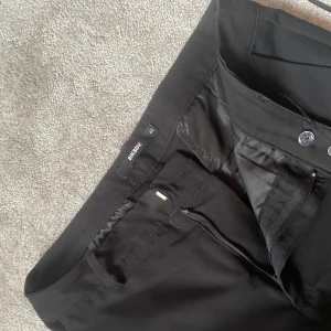 Kostymbyxor  - Säljer dessa snygga kostymbyxor från bikbok storlek 40, sitter mer som 38. 💋💋sparsamt använda och inga defekter! 