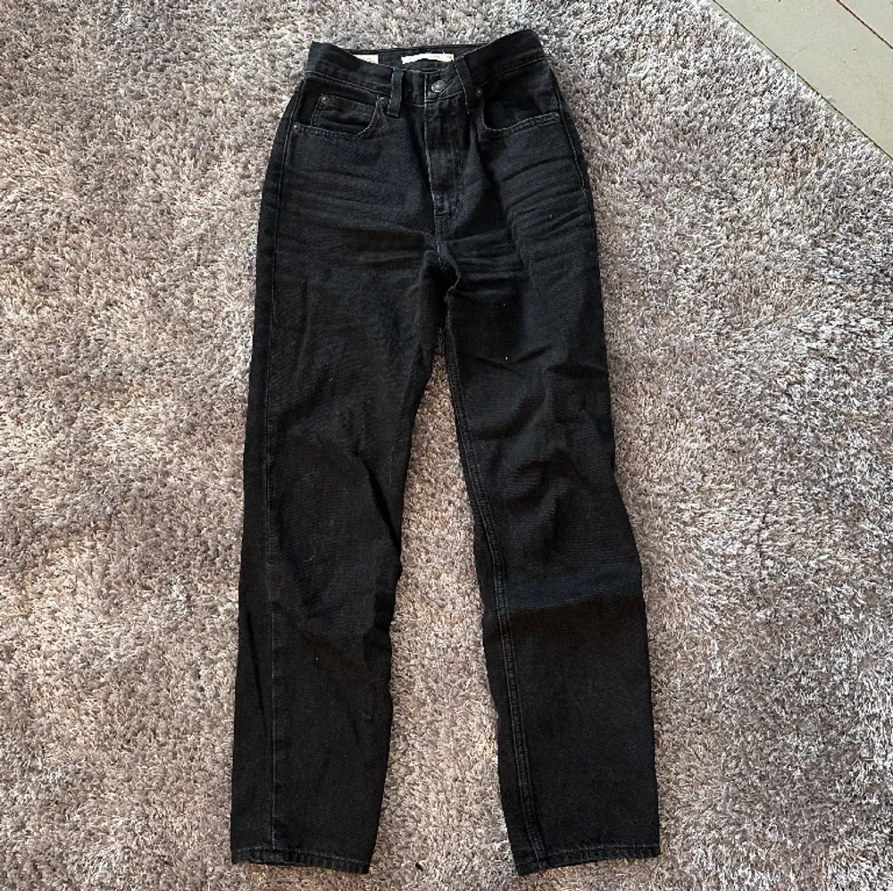 Jätte fina Levis 70s slim straight jeans, skulle säga att dom sitter som xs/s och bra i längden på mig som är 163🌟 Inga defekter🫶🏼. Jeans & Byxor.