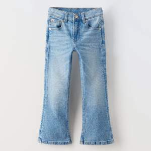 Säljer dessa utsvängda jeans med liten slits från Zara!!💕Passade mig bra när jag var 155cm lång!  Storlek: 13-14  (Säljer i samma modell i flera färger) 