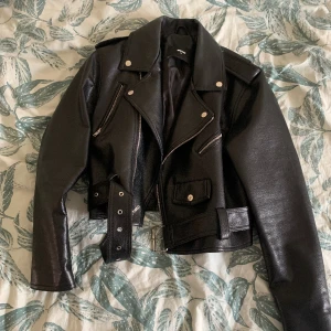 Fejk skinnjacka  - Jättefin fejk skinnjacka från Bik Bok som är köpt begagnat men i utmärkt skick, den är i storlek M men passar även xs och s ❤️ Använd gärna köp nu 🥰