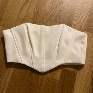 Vit bandeu topp  - Passar perfekt till höjts byxor eller kjol eller under en blazer   Nyskick  Stl S