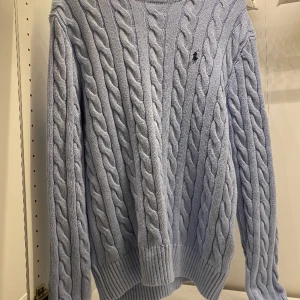 Stickad ralhp lauren tröja - En kabelstickad Ralhp lauren tröja, Helt oanvänd 10/10 skick och den är tvär snygg