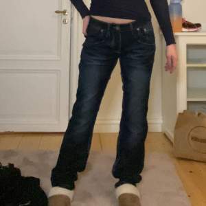 Riktigt balla jeans. Aldrig använt då de är lite stora för mig, hittar inget om storleken men skulle uppskatta den till M