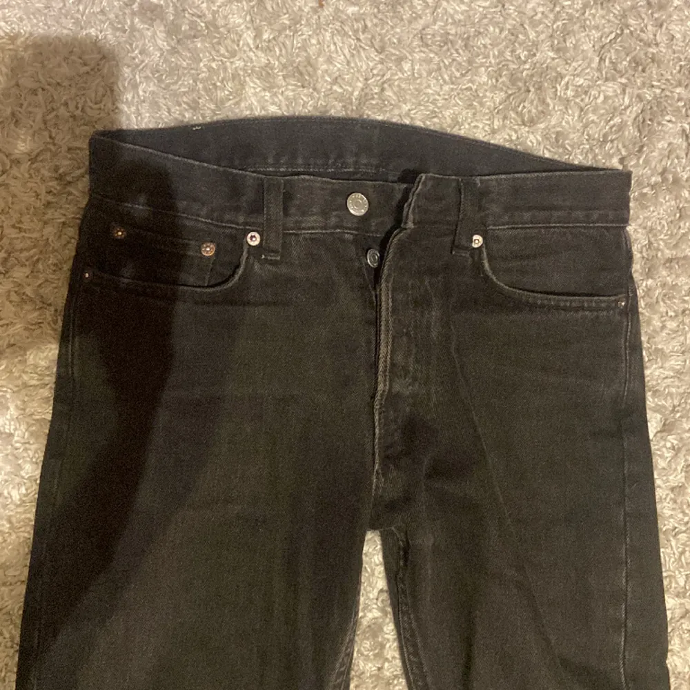 Sköna weekday space jeans i storlek 27/30. Fint skick och inget slitage, säljer de då de inte kommer till användning.. Jeans & Byxor.