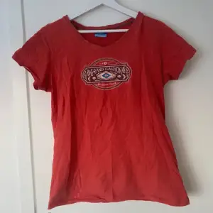 korall färgad t-shirt med tryck💗bra skick, storlek L