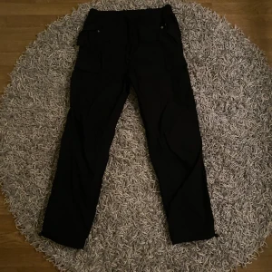 Cargobyxor - Cargobyxor från HM. Inköpta i London. Regular fit size S men stora i storleken.  Nypris 499kr Svart och mörkgrå.