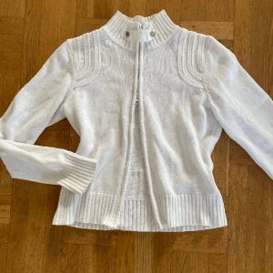 Vit zip-up y2k - Så snygg dubbel zip-up i fint skick! Den har en liten fläck på ärmen, kan skicka bild vid intresse annars nästan nyskick:)