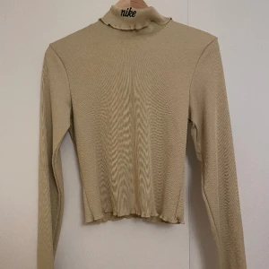 Niketröja - Snygg polotröja från Nike. Ljusgrön, den ser dock mer beige ut på bild. Väldigt sparsamt använd!