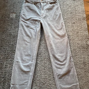 Manchester byxa grå - Storlek: 36/S Använda en gång men var för stora! Köpare står för frakt därför så billiga! 