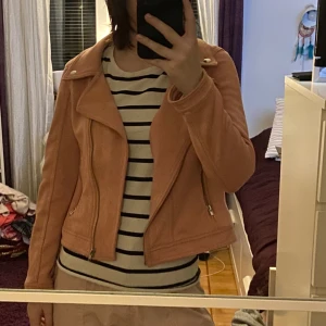 Rosa jacka - Snygg rosa jacka i storlek 158 från lindex.