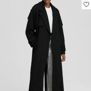 Svart kappa - Skit snygg svart kappa från Bershka. Perfekt nu till våren. Nytt skick, säljer pågrund av att den inte kommer till användning.❤️