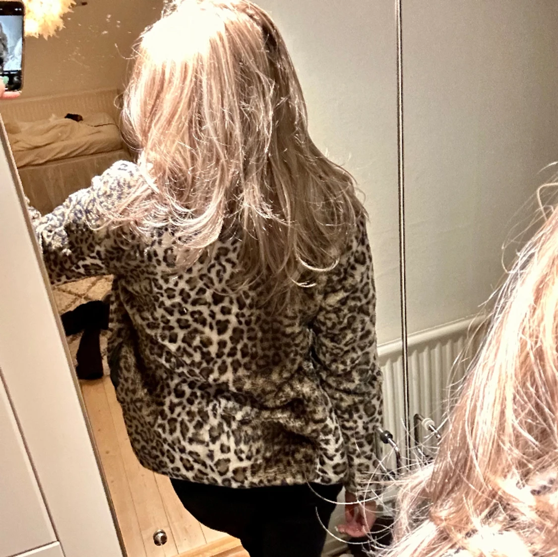 Pälsjacka i leopard  - 91