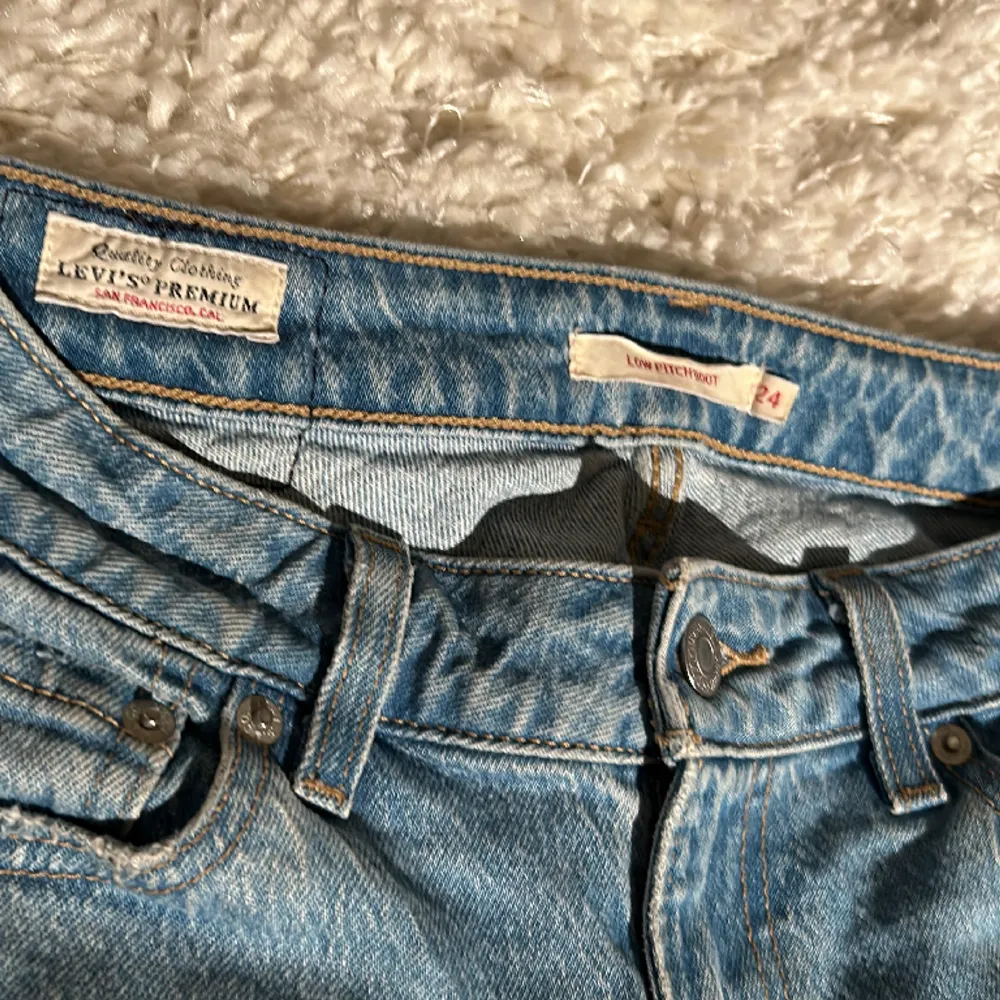 Säljer dessa jättefina ljusblåa levi’s jeansen, strl 24. Jättefint skick föruton ett pyttelitet hål på baksidan, kontakta för bild på det eller fler bilder på jeansen. Säljer för att de inte passar. . Jeans & Byxor.