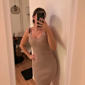 Beige klänning - Stickad oanvänd 