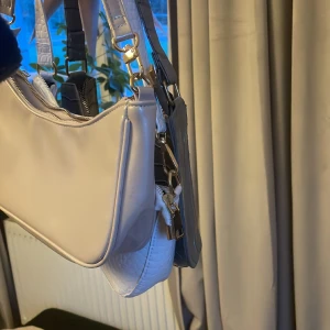 Tre små fina väskor  - Säljer tre väskor tillsammans eller för sig själva, köpta på hm och bikbok.  Den ljus rosa 50kr dom andra två 20kr  Eller köp alla tre för 50kr