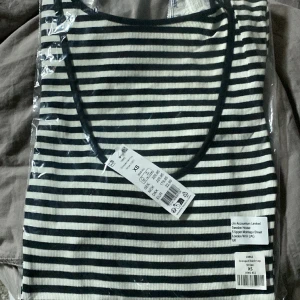 Topp  - Jag råkade köpa två av samma tröja på Gina och tänker sälja den för halva friset 