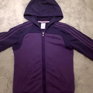 Adidas kofta  - Hej, jag tänkte sälja min adidas kofta eftersom den är för liten för mig. Använd 4 gånger och i bra skick. Ställ fråger om du funderar över något.