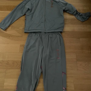 Adidas dress - Adidas dress använd ca 5-10 gånger  Byxorna och tröjan är M  Nypris ca 1800 kr 