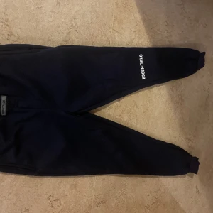Essentials byxor  - Ett par blå essentials byxor, i helt okej skick. Inga skador eller så. Storlek S men passar mer en Xs. OBS:inte äkta 