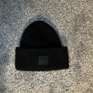 Acne studios mössa - Riktigt bra skick, nästan helt ny. Skriv om du har frågor eller vill ha fler bilder. Pris kan diskuteras vid snabb affär.