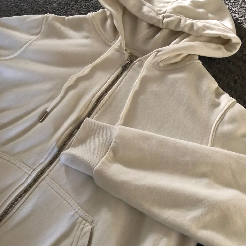 Säljer denna vita zip-hoodien då den aldrig används längre. Väldigt bra skick och använd fåtal gånger.  Kom privat om det är något mer ni vill veta!. Hoodies.