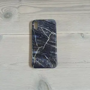Jag säljer detta jättefina telefonskal med blå marmor. Passar iPhone XR. Säljer för att jag fått en ny mobil ❤️ Köparen står för frakten, ca 20 kr