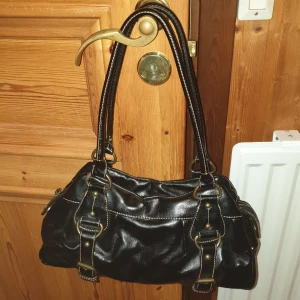 Y2K Läderväska - Fräsig läderväska i väldigt bra skick! 🤭